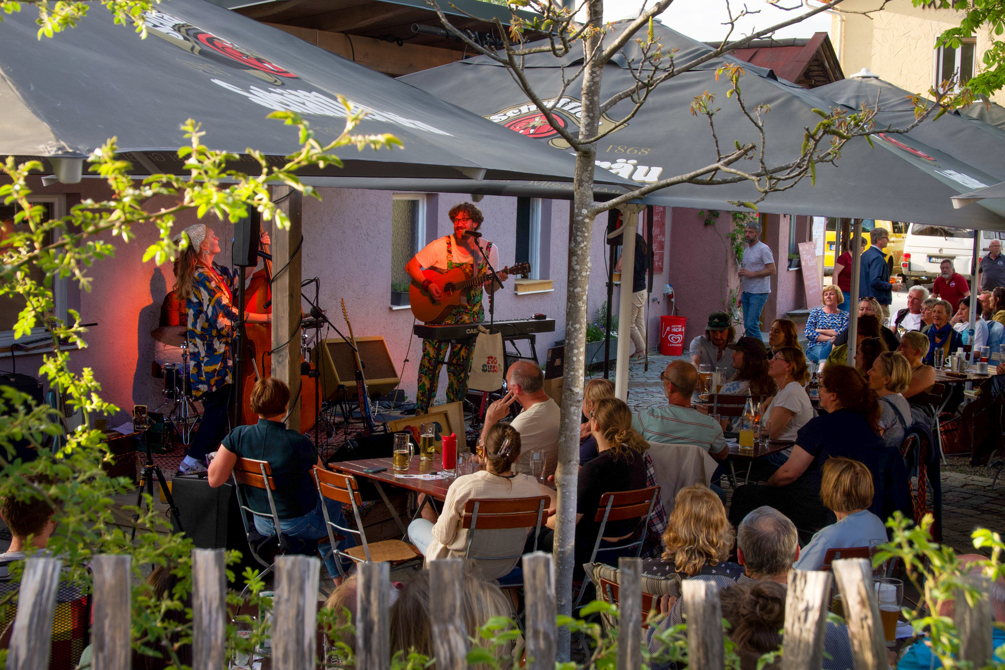 Hotels und Ferienwohnungen im Oberallgäu - Parken & Anreise: Anreise mit ÖPNV möglich - Kultur am Gleis präsentiert: Man'n'Maid mit Band - Kultur am Gleis präsentiert: Man'n'Maid mit Band