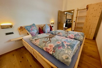 Unterkunft im Allgäu: Ferienwohnung #2 Hirschberg für 2 bis 4 Personen: Schlafzimmer 1 mit Zirbenbett - Bäumers Retreat - Ferienwohnungen in Bad Hindelang