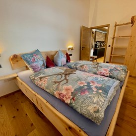 Unterkunft im Allgäu: Ferienwohnung #2 Hirschberg für 2 bis 4 Personen: Schlafzimmer 1 mit Zirbenbett - Bäumers Retreat - Ferienwohnungen in Bad Hindelang