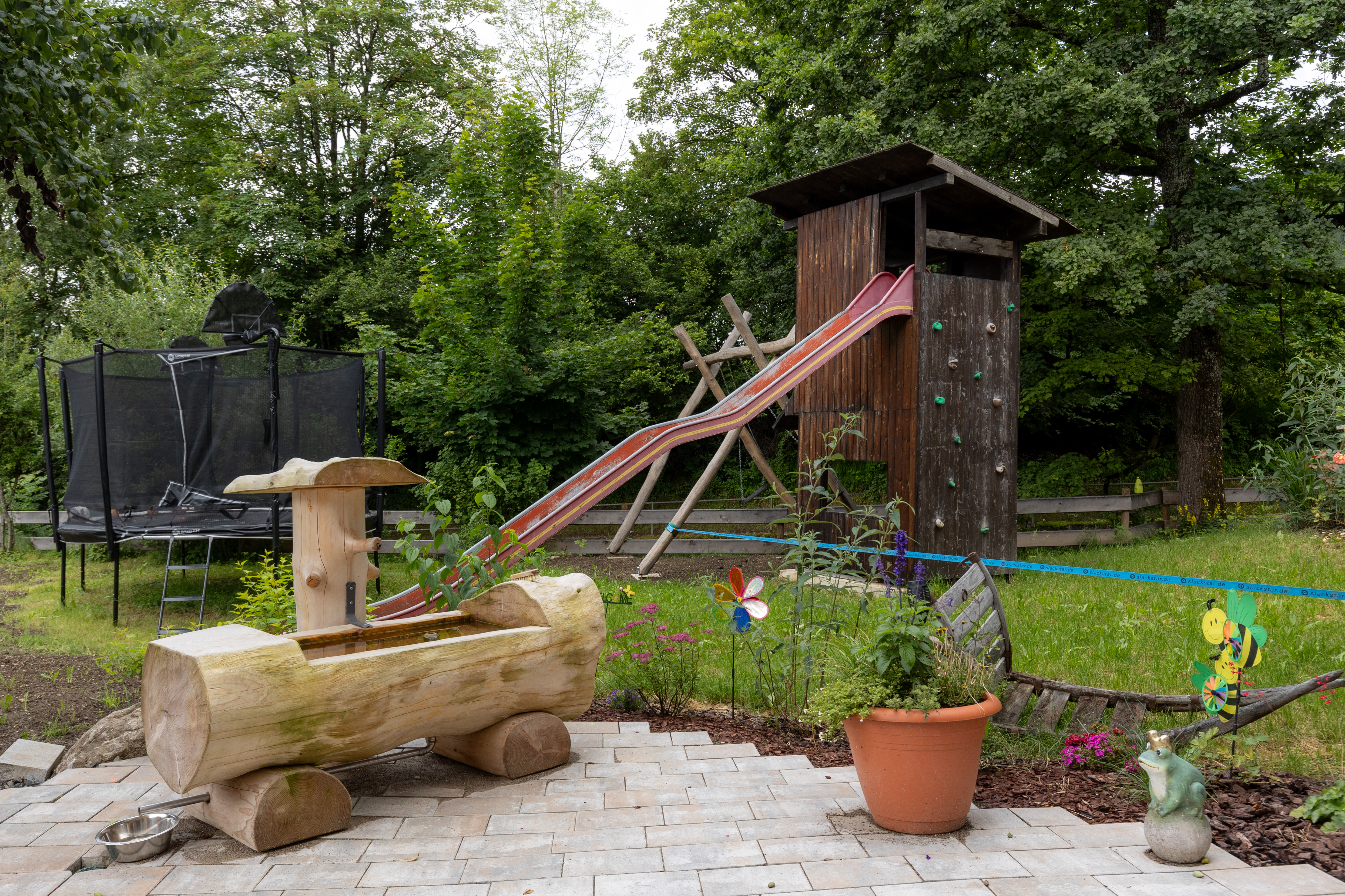 Unterkunft im Allgäu: Brunnen (eigene Quelle), Trampolin, Rutsche mit Kletterturm, Schaukeln - Chalet Hirschbach - Bad Hindelang im Allgäu
