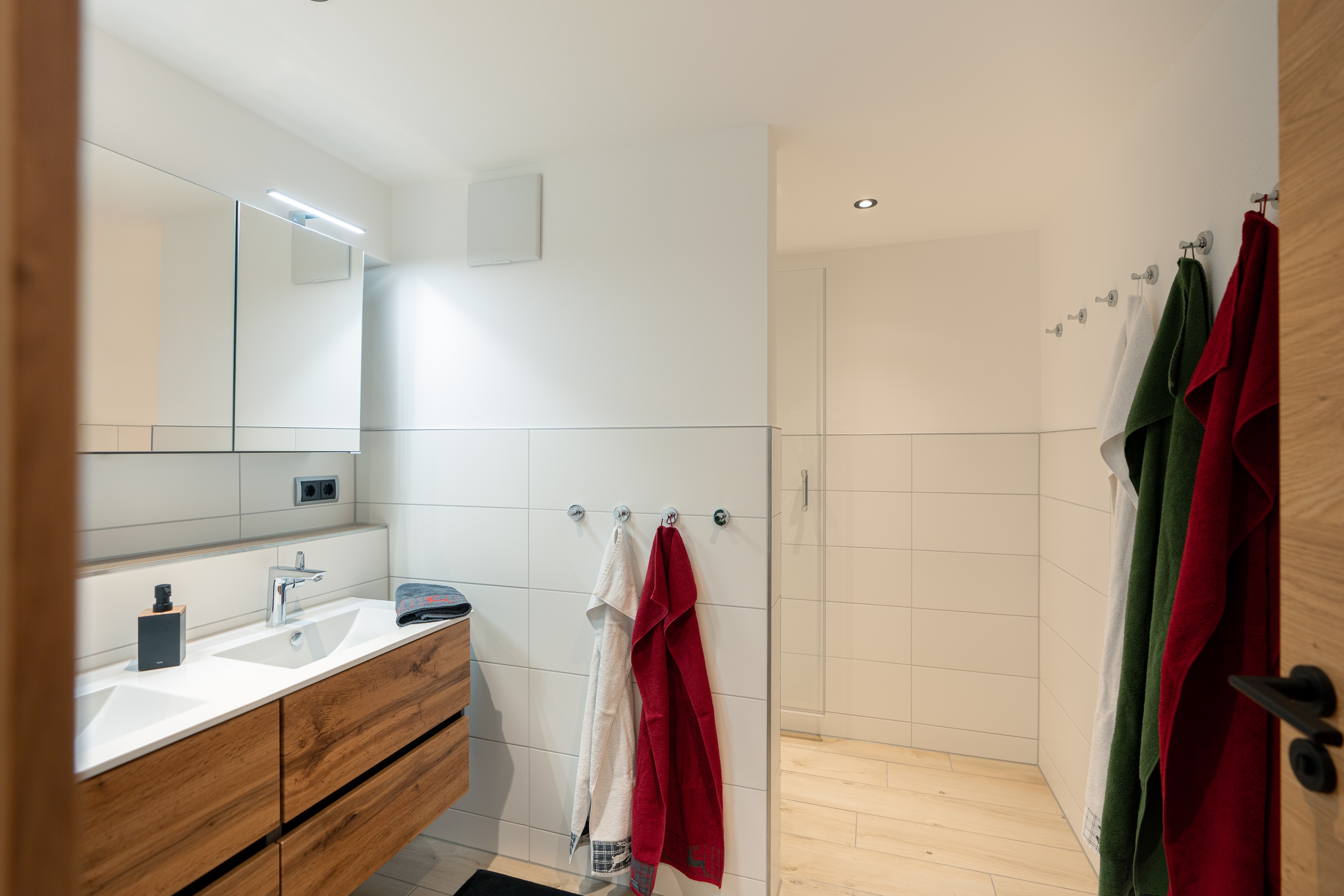 Unterkunft im Allgäu: Apartment 5 "Steinbock":
Badezimmer 1 - Chalet Hirschbach - Bad Hindelang im Allgäu