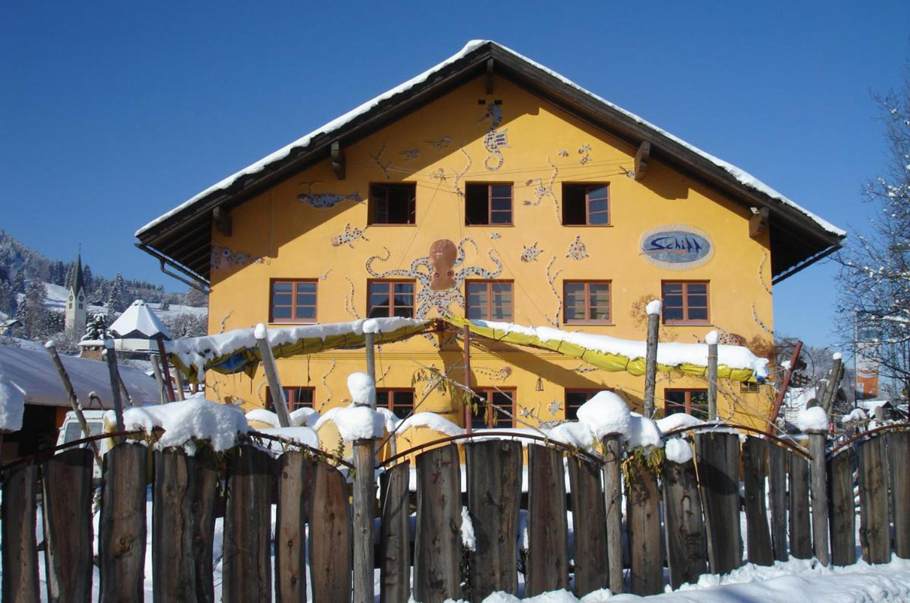 Hotels und Ferienwohnungen im Oberallgäu - Parken & Anreise: Anreise mit ÖPNV möglich - Blaichach Bihlerdorf - Zum Schiff - Restaurant & Gasthof in Bihlerdorf - Aussenansicht Winter - Zum Schiff in Blaichach - Bihlerdorf im Allgäu