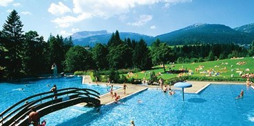 hotels-und-ferienwohnungen-im-oberallgaeu - Wetter: bei schönem Wetter - Freibad Riezlern / Kleinwalsertal