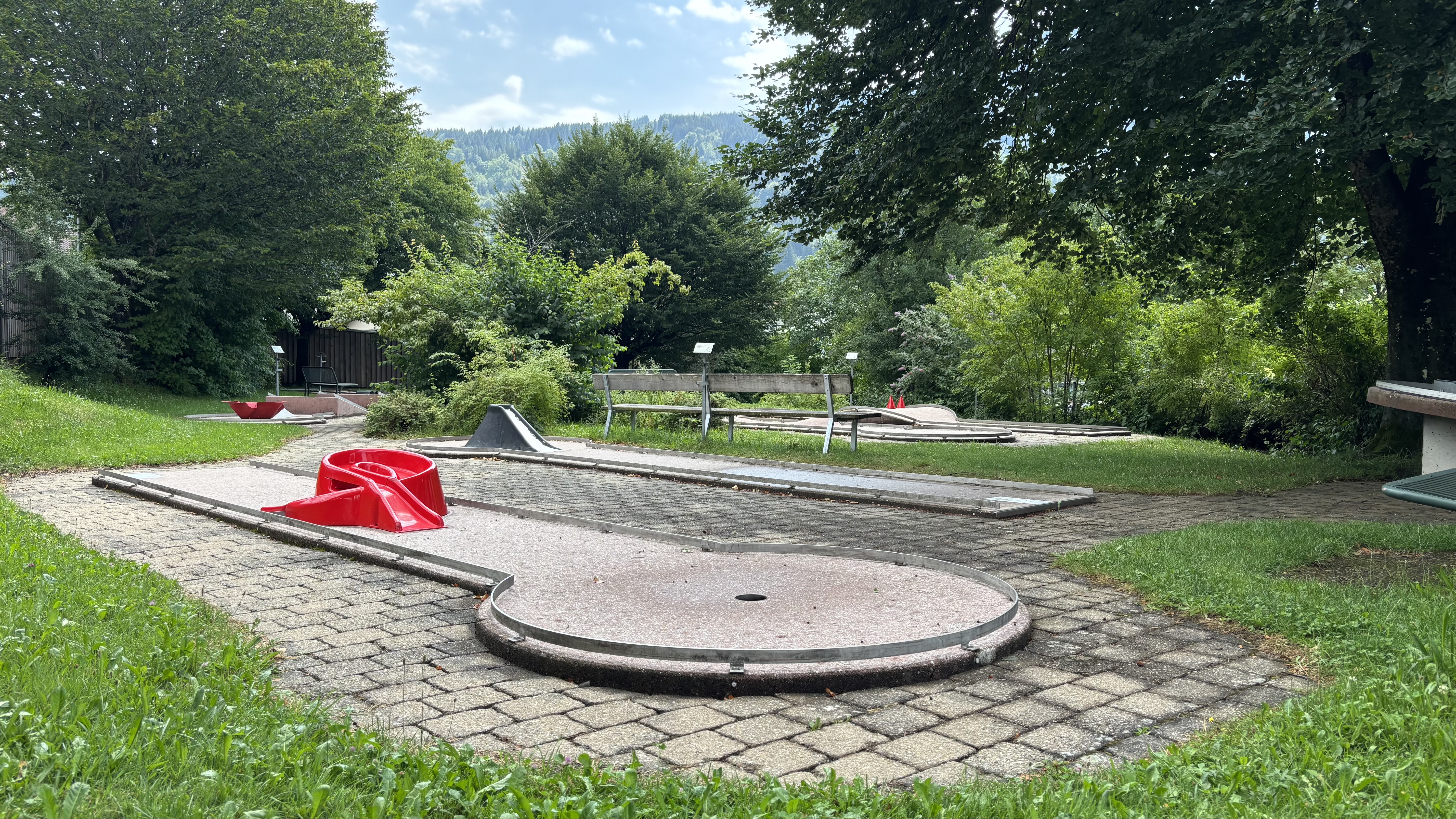 Hotels und Ferienwohnungen im Oberallgäu - Wetter: bei schönem Wetter - Deutschland - Minigolfanlage am Freibad in Rettenberg im Allgäu - Freibad Rettenberg mit Minigolf und Café Bergbohne