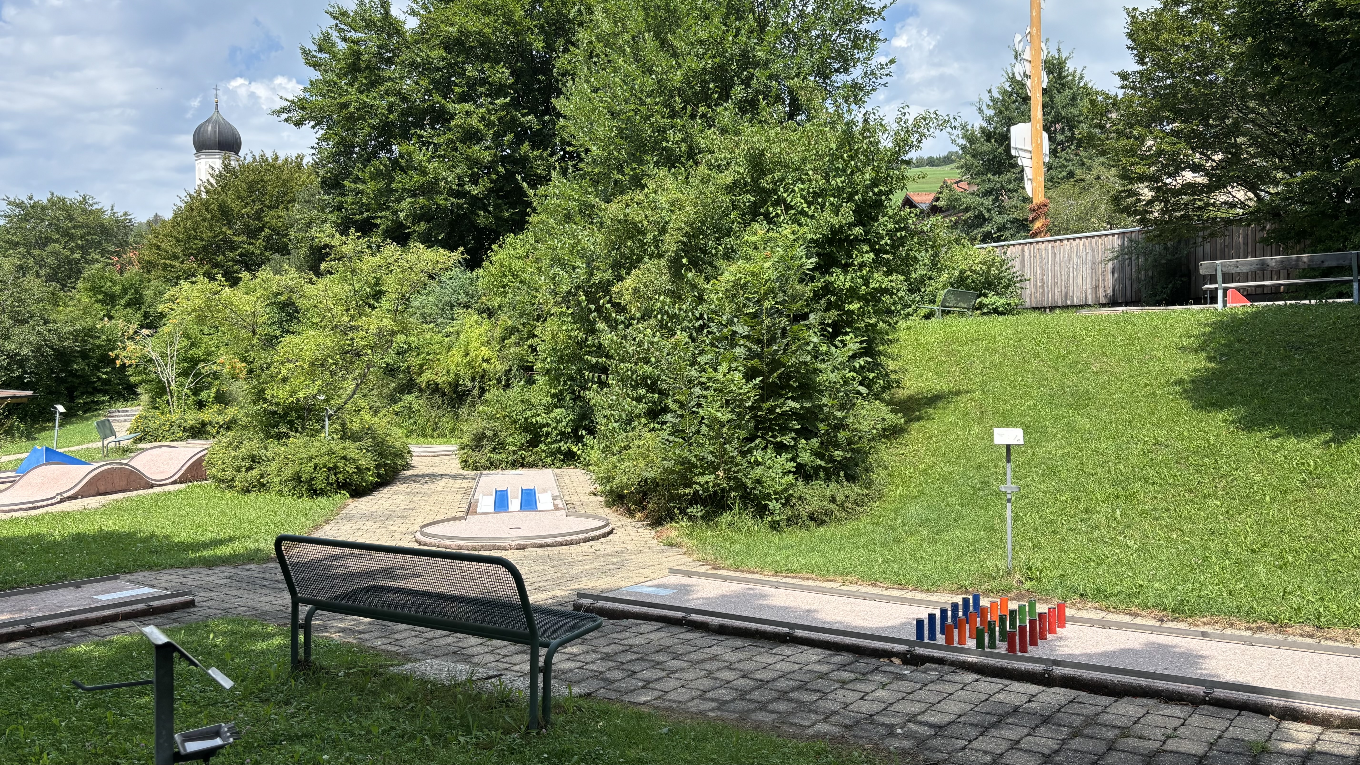 Erlebnisse im Oberallgäu: Minigolfanlage am Freibad in Rettenberg im Allgäu - Freibad Rettenberg mit Minigolf und Café Bergbohne