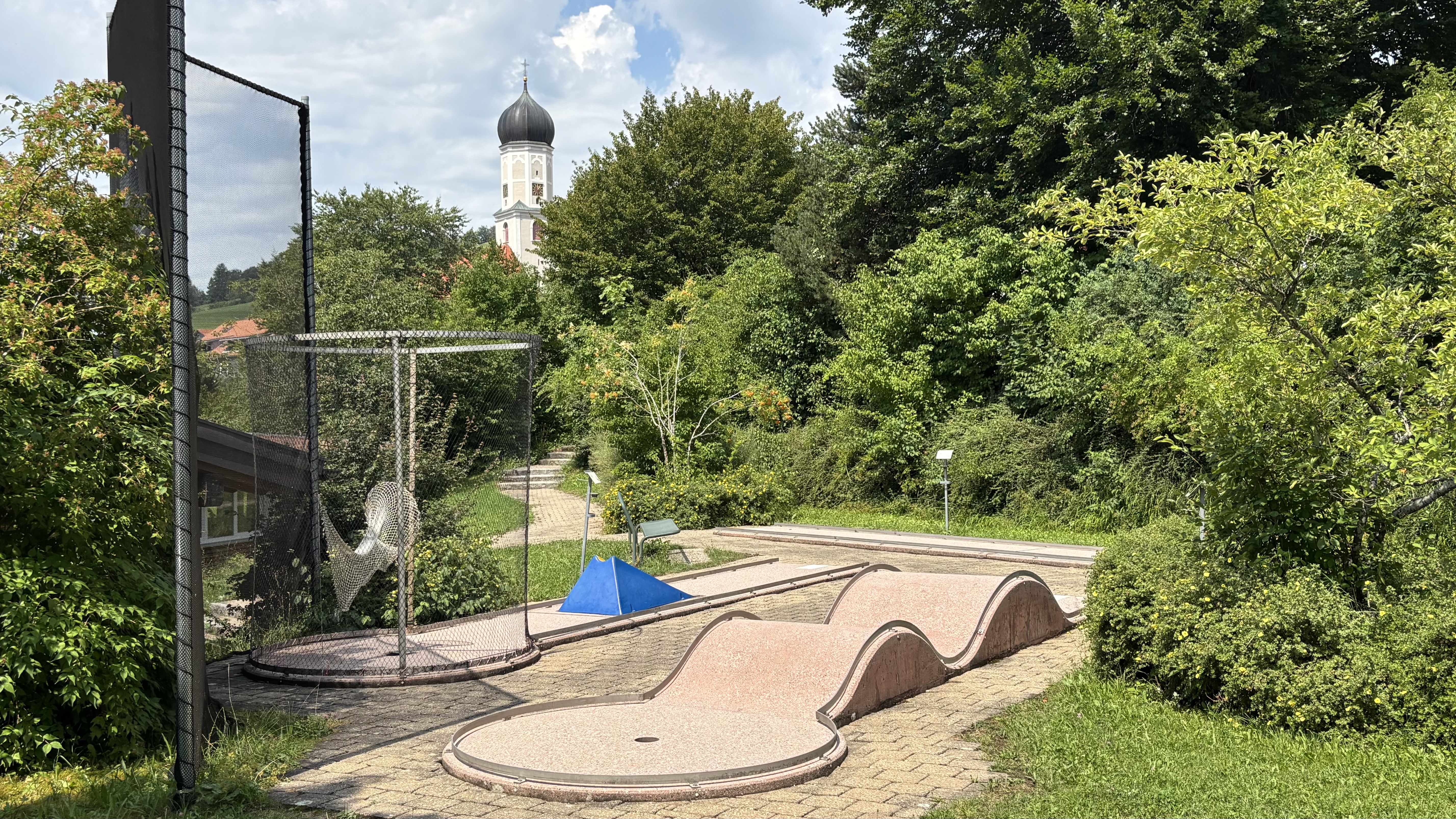 Hotels und Ferienwohnungen im Oberallgäu - Wetter: bei schönem Wetter - Deutschland - Minigolfanlage am Freibad in Rettenberg im Allgäu - Freibad Rettenberg mit Minigolf und Café Bergbohne