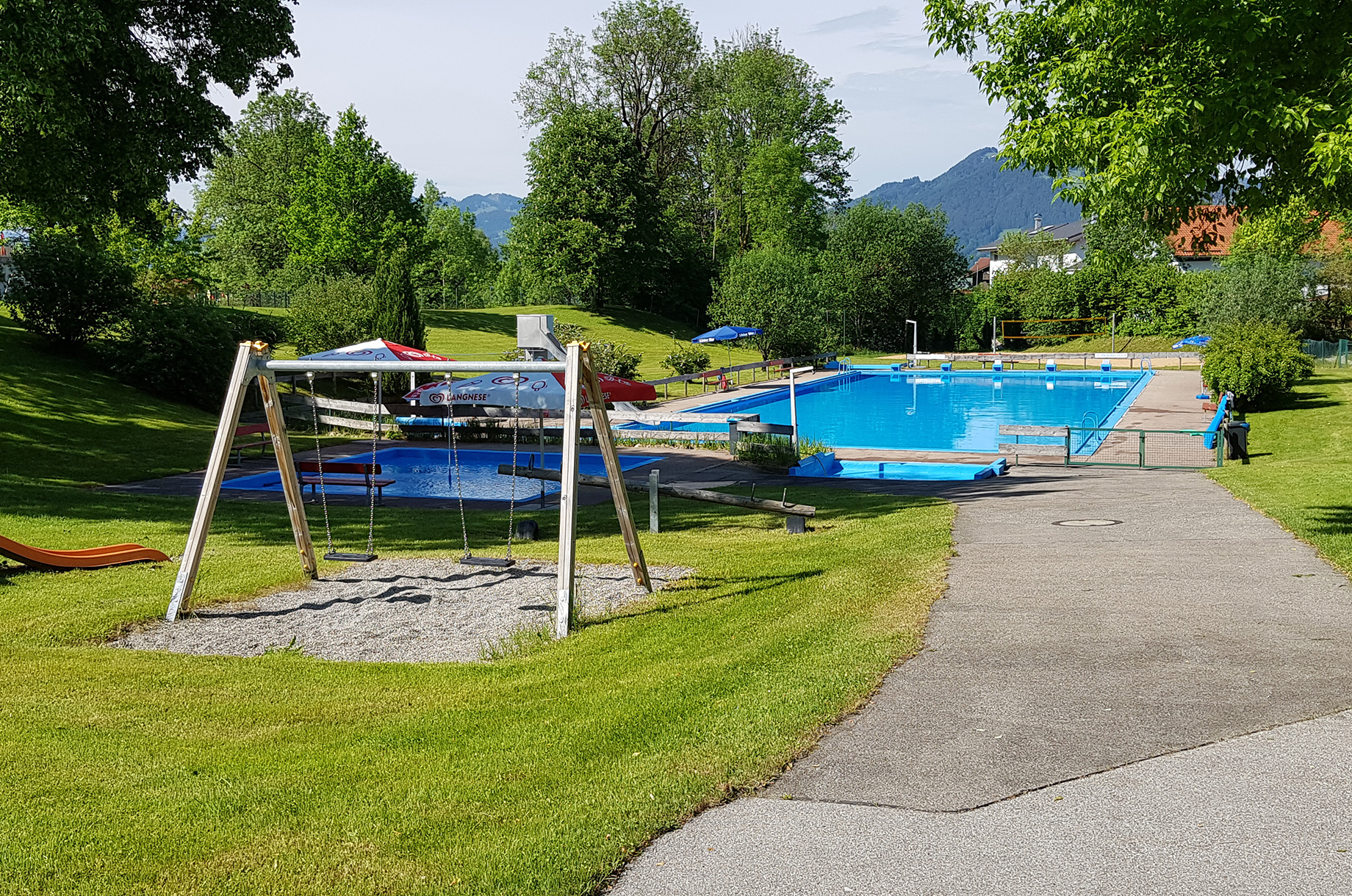 Hotels und Ferienwohnungen im Oberallgäu - Wetter: bei schönem Wetter - Deutschland - Freibad Rettenberg im Oberallgäu mit Minigolfanlage  - Freibad Rettenberg mit Minigolf und Café Bergbohne