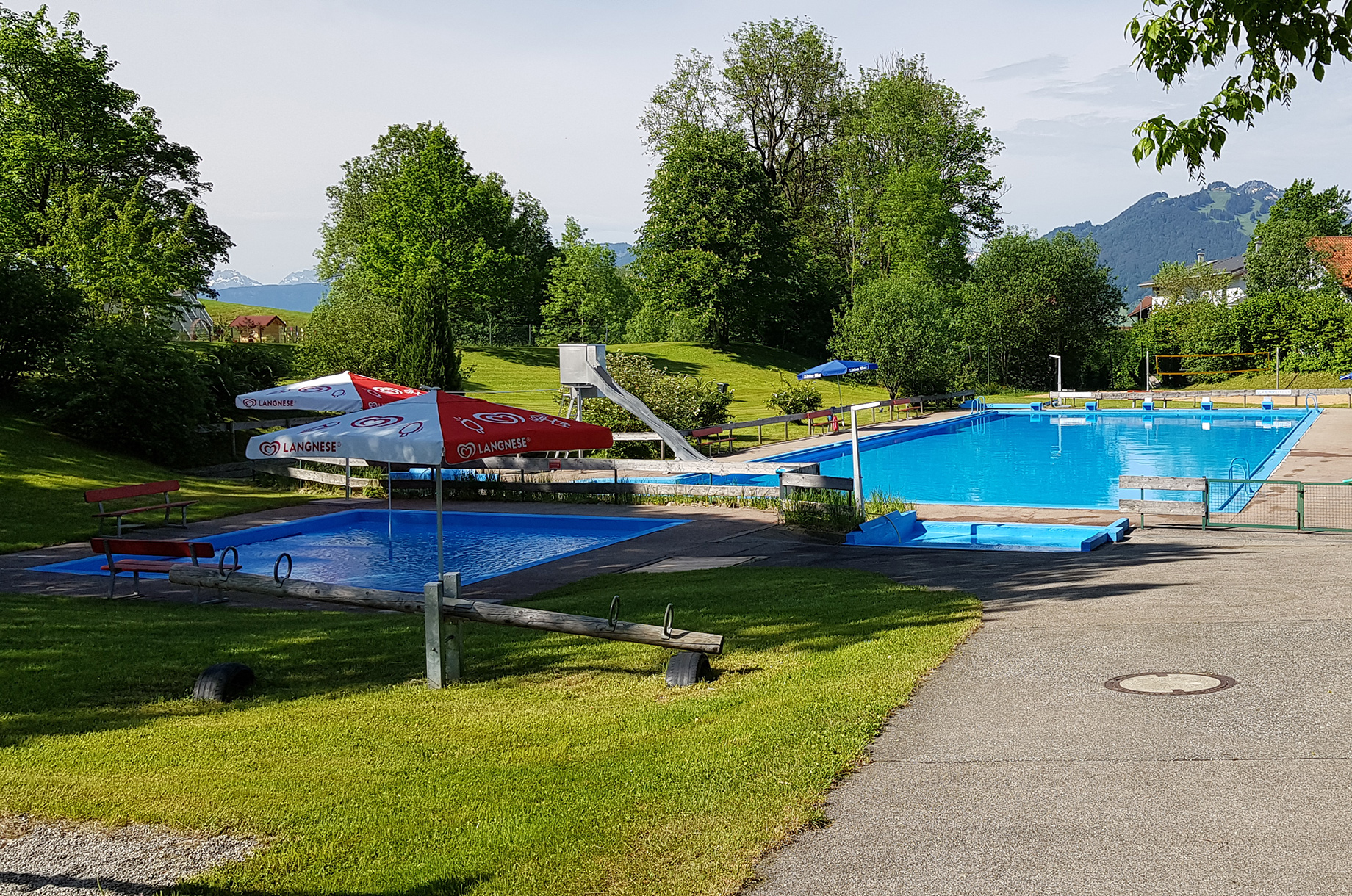 Hotels und Ferienwohnungen im Oberallgäu - Wetter: bei schönem Wetter - Deutschland - Freibad Rettenberg im Oberallgäu mit Minigolfanlage  - Freibad Rettenberg mit Minigolf und Café Bergbohne