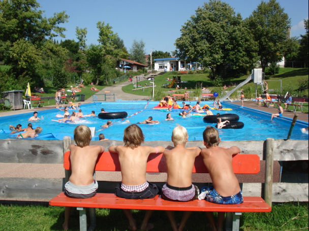 Hotels und Ferienwohnungen im Oberallgäu - Wetter: bei schönem Wetter - Deutschland - Solarbeheiztes Freibad Rettenberg im Allgäu - Freibad Rettenberg mit Minigolf und Café Bergbohne