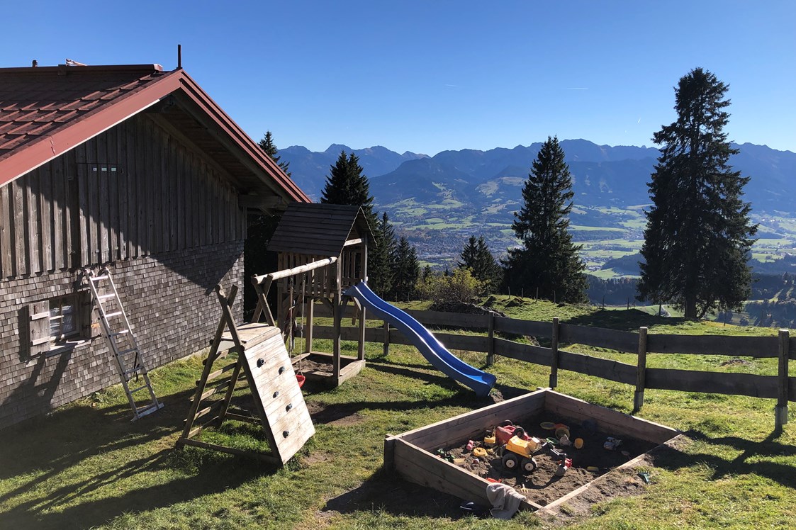 Erlebnisse im Oberallgäu: Spielplatz an der Alpe Oberberg - Die Mittagbahn über Immenstadt im Sommer