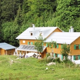Erlebnisse im Oberallgäu: Schwarzenberghütte in Bad Hindelang im Hintersteinertal im Allgäu - Schwarzenberghütte mit Naturrodelbahn im Hintersteinertal 