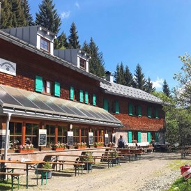 Erlebnisse im Oberallgäu: Schwarzenberghütte in Bad Hindelang im Hintersteinertal im Allgäu - Schwarzenberghütte mit Naturrodelbahn im Hintersteinertal 