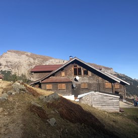 Erlebnisse im Oberallgäu: Schwarzwasserhütte - Blick auf den Ifen  - Schwarzwasserhütte im Kleinwalsertal