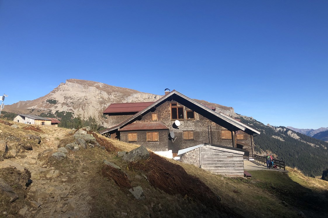Erlebnisse im Oberallgäu: Schwarzwasserhütte - Blick auf den Ifen  - Schwarzwasserhütte im Kleinwalsertal