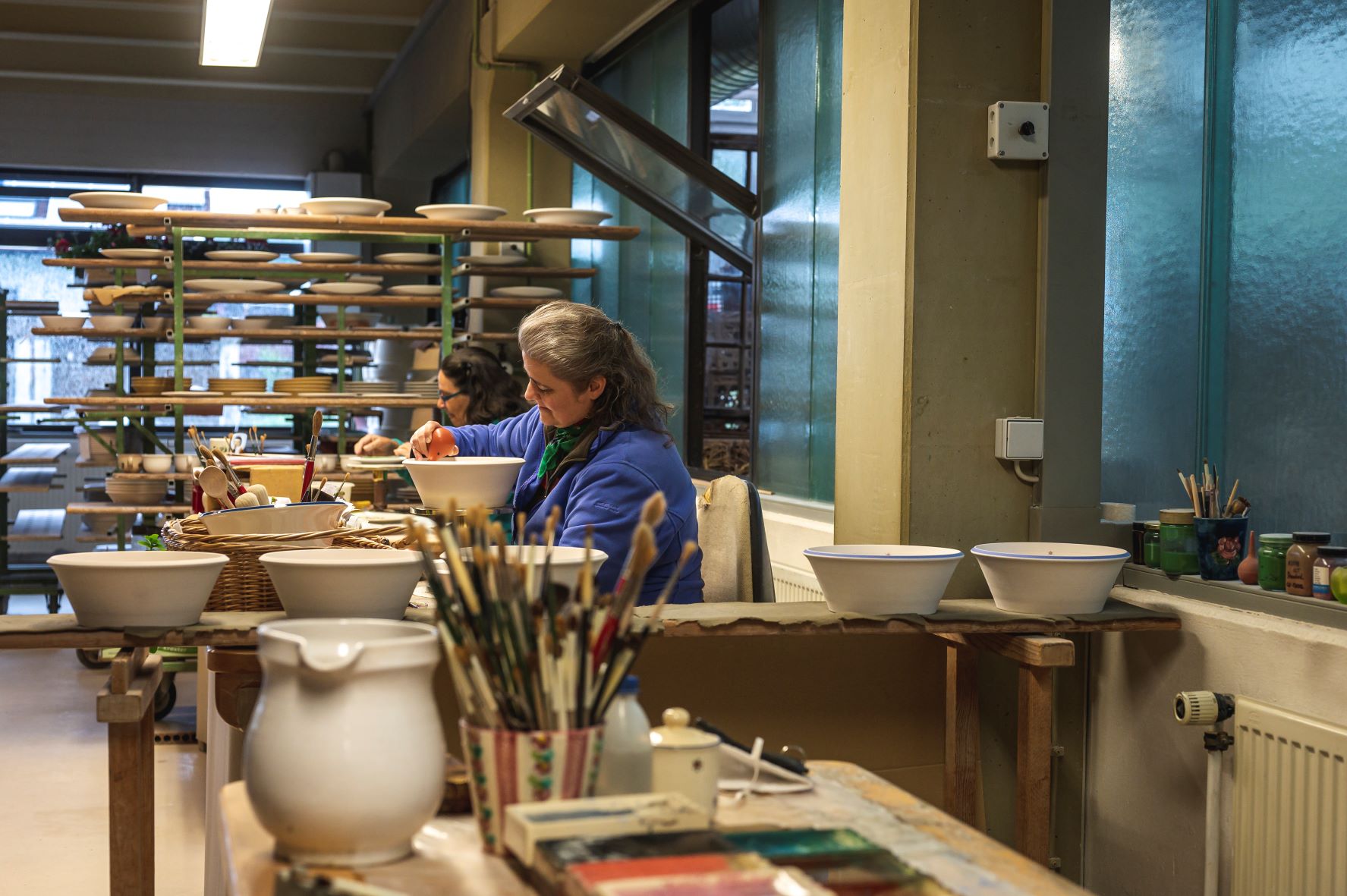 Hotels und Ferienwohnungen im Oberallgäu - Allgäuer Keramik in Altstädten im Allgäu
Ein Einblick in die Werkstatt ist durch eine Glasscheibe möglich - Allgäuer Keramik in Altstädten