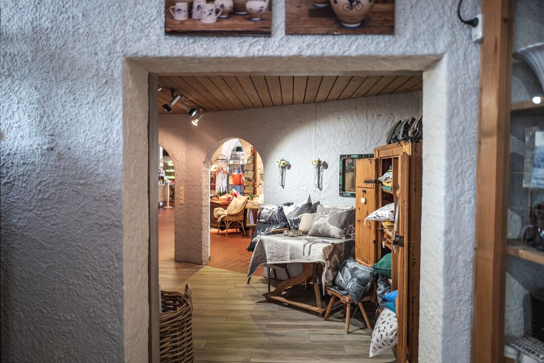 Einzelhandel im Oberallgäu: Allgäuer Keramik in Altstädten im Allgäu
Einblick in den Laden, es gibt hier viel zu entdecken, unter anderem tolle Kissen aus Bayern und Wolldecken aus Friesland - Allgäuer Keramik in Altstädten