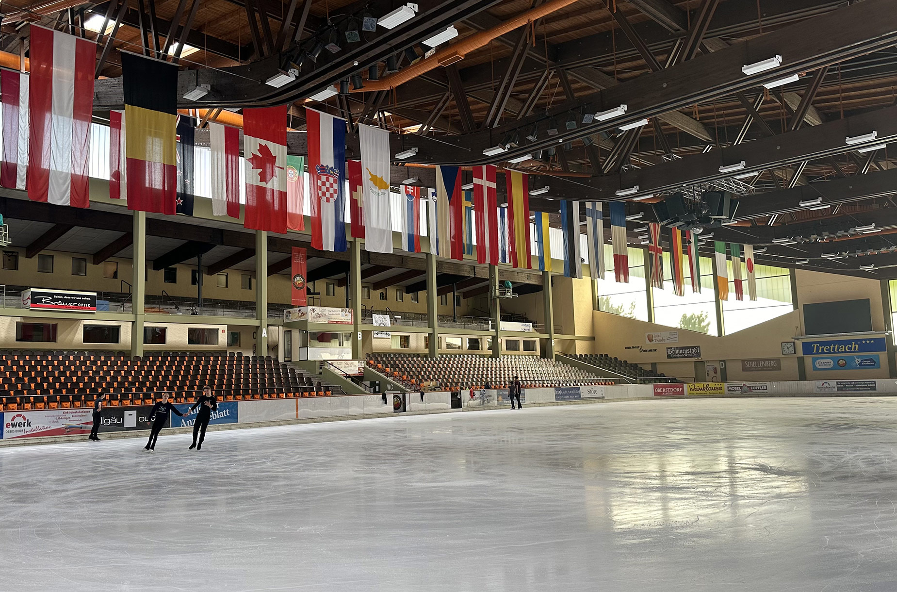 Hotels und Ferienwohnungen im Oberallgäu - Zentrum für Eislauf, Eiskunstlauf und Eissport aller Art in Oberstdorf im Allgäu - Eissportzentrum Oberstdorf