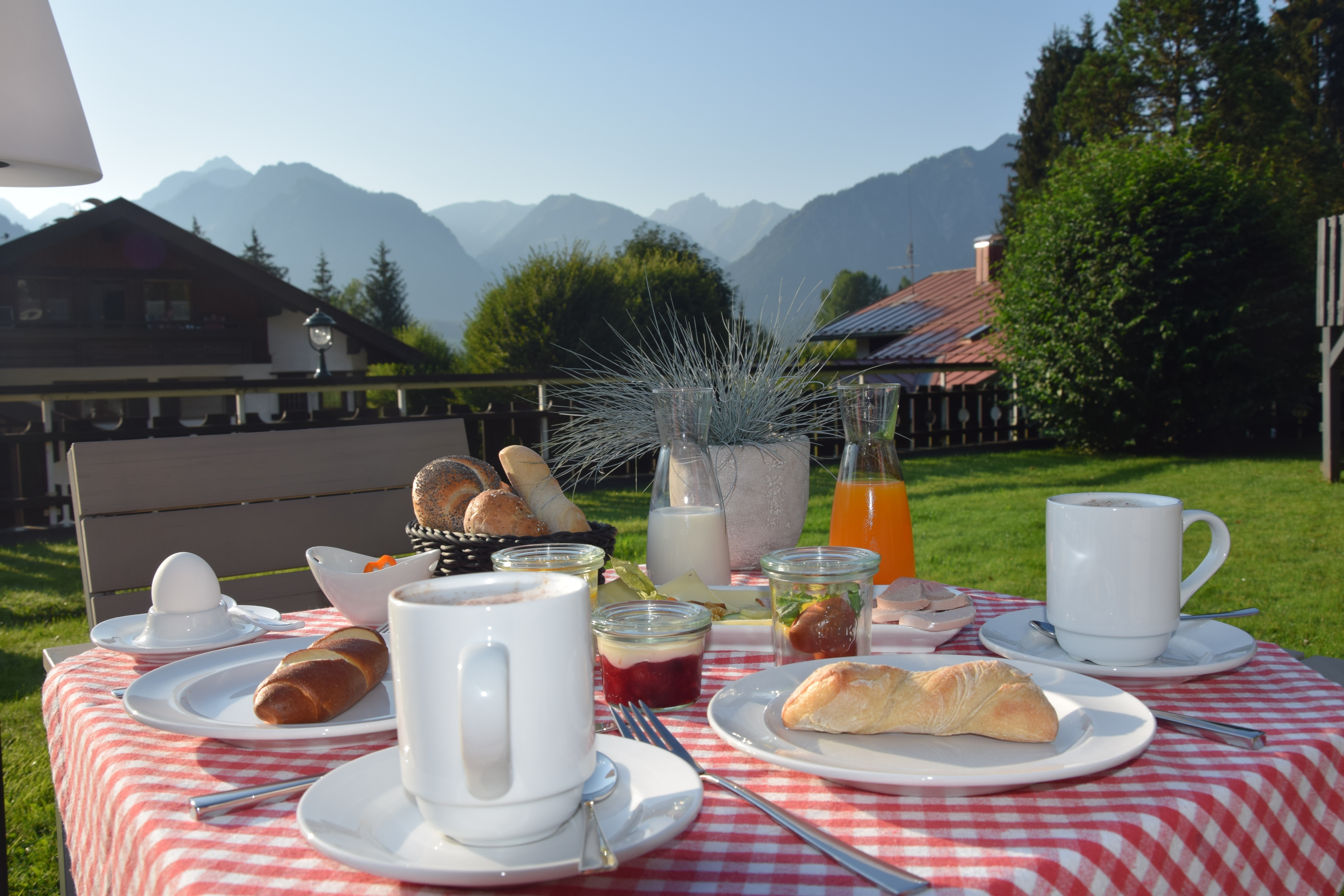 Unterkunft im Allgäu: Frühstück auf der Terrasse im Sommer - Hotel Garni Tannhof *** in Oberstdorf im Allgäu
