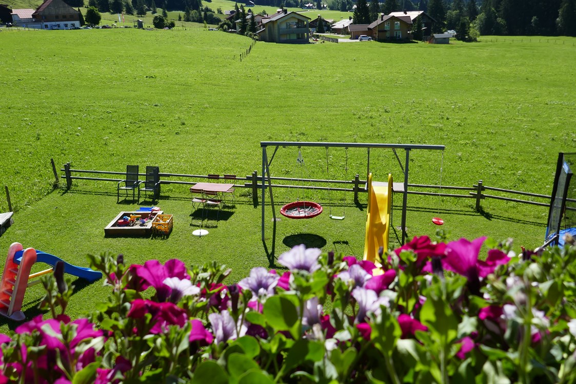 Unterkunft im Allgäu: Größer Garten mit Spielplatz und Relaxwiese. - Albingers Landhaus