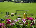 Unterkunft im Allgäu: Größer Garten mit Spielplatz und Relaxwiese. - Albingers Landhaus
