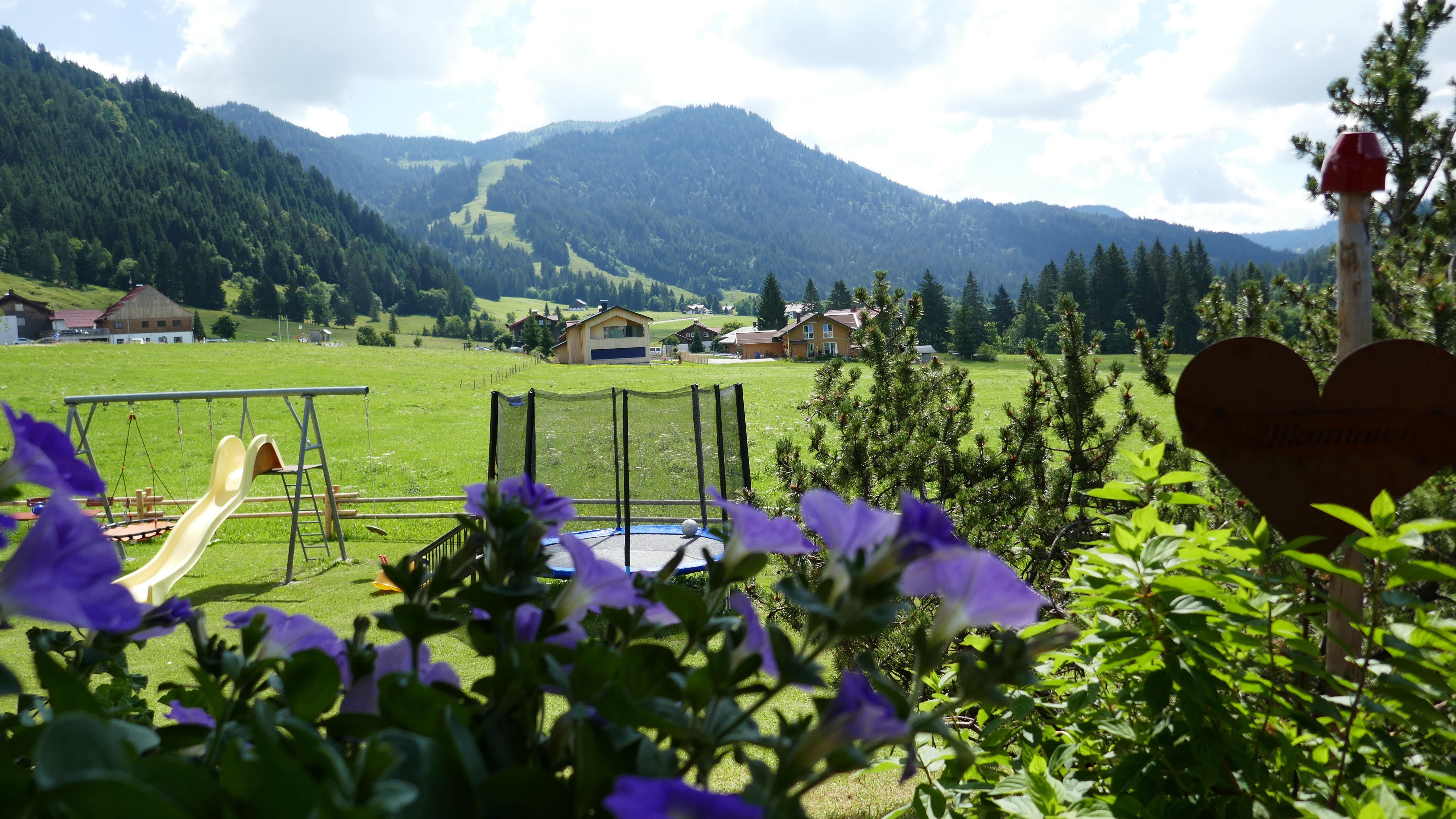 Unterkunft im Allgäu: Blick auf Spielplatz nach Osten. - Albingers Landhaus