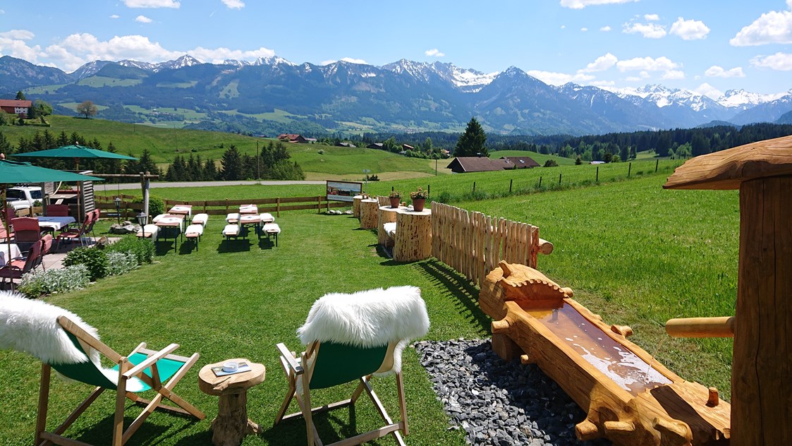 Gastgeber im Oberallgäu: Einer der besten Sonnenterrassen mit dem Bergblick des Allgäus - Alphorn - das Hotel mit Weitblick - Ofterschwang im Allgäu