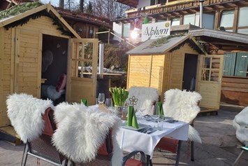 Gastgeber im Oberallgäu: Urige geschützte Hüttchen auf der Terrasse  - Alphorn - das Hotel mit Weitblick - Ofterschwang im Allgäu
