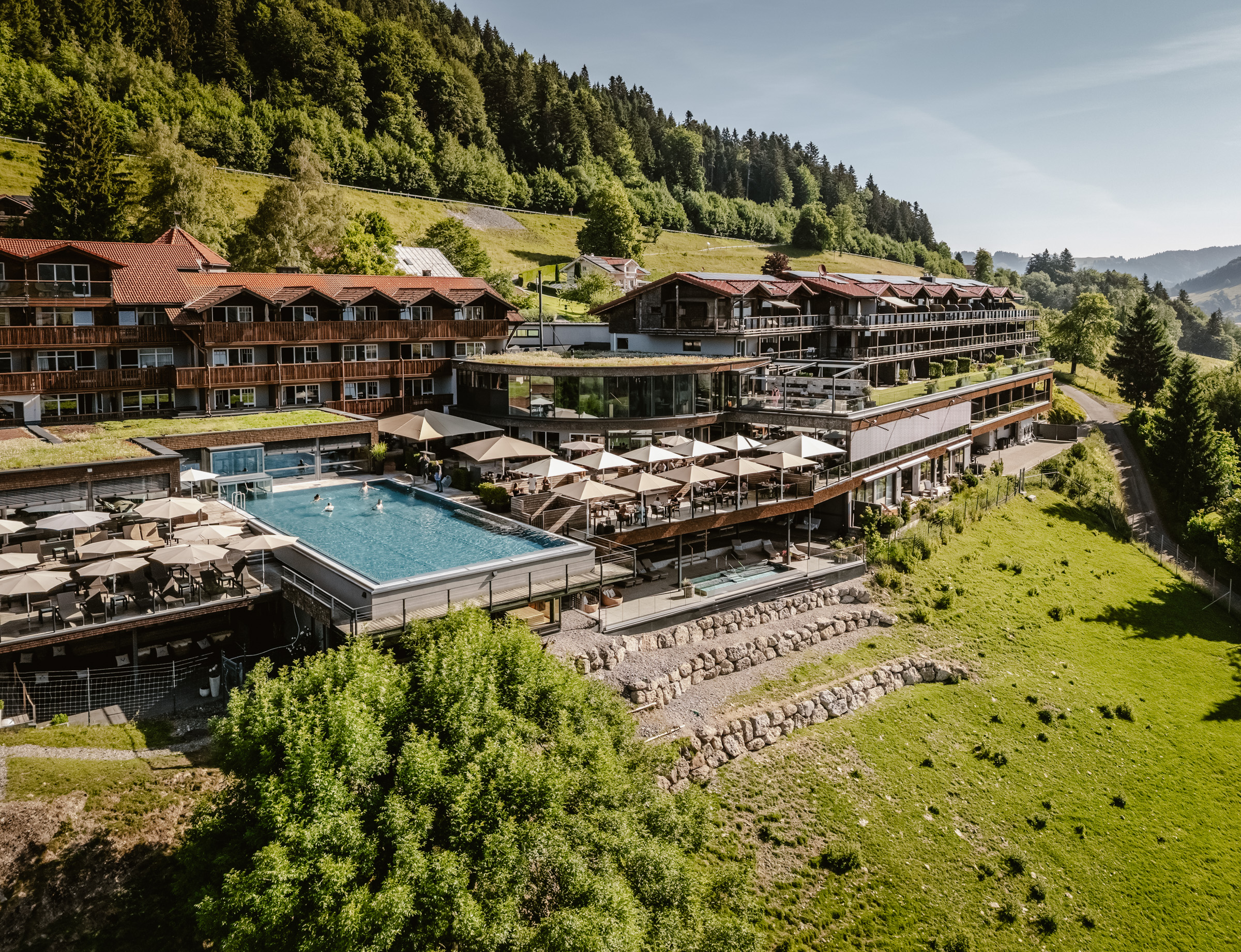 Hotels und Ferienwohnungen im Oberallgäu - Oberstaufen - Hotel Außenansicht - Bergkristall - Mein Resort im Allgäu