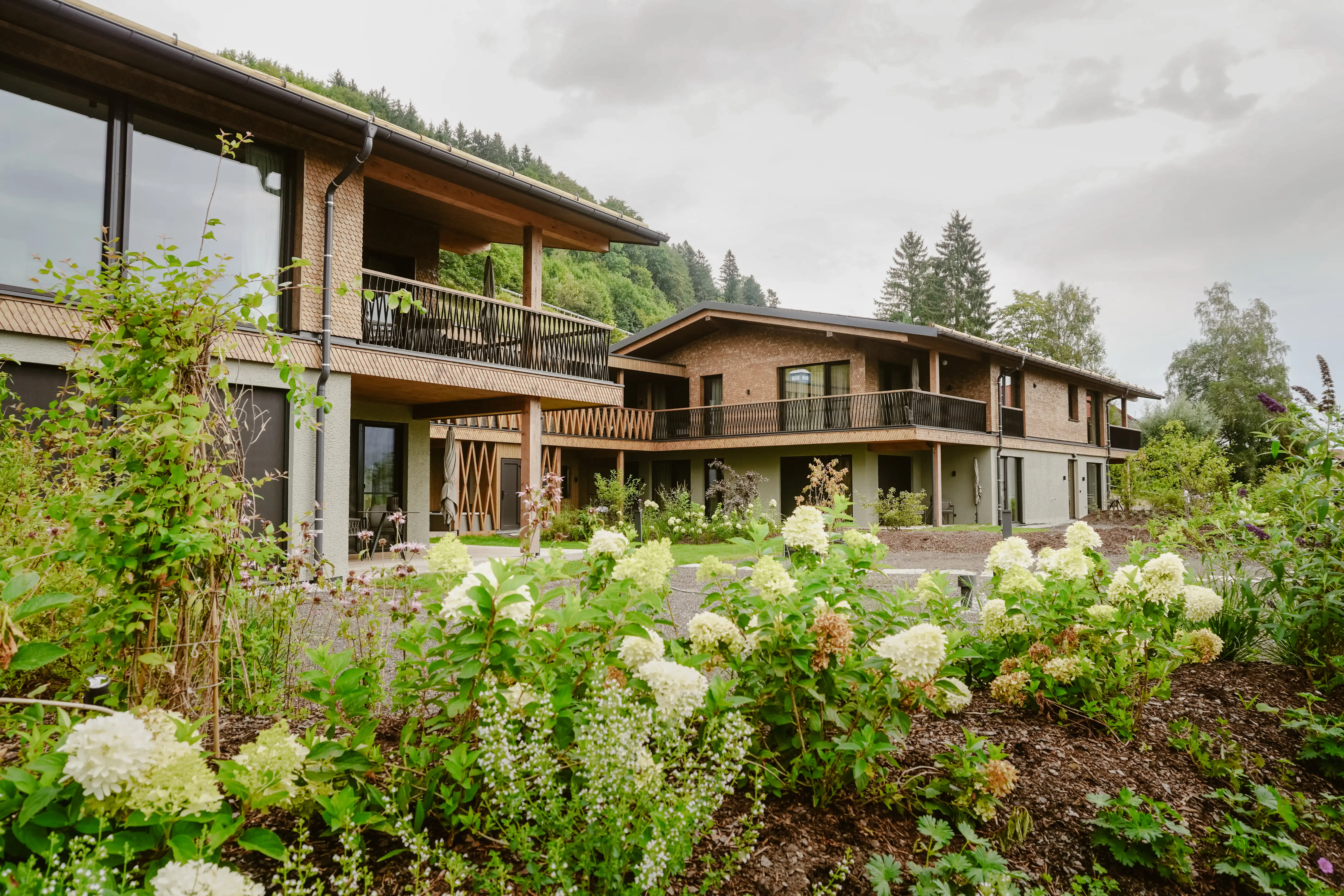Hotels und Ferienwohnungen im Oberallgäu - Oberstaufen - NEU: Außenansicht BERG- und SEESUITEN - Bergkristall - Mein Resort im Allgäu