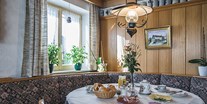 Hotels und Ferienwohnungen im Oberallgäu - Aufenthaltsraum mit Frühstück Gästehaus Luitz-Kennerknecht in Fischen im Allgäu - Gästehaus Luitz-Kennerknecht
