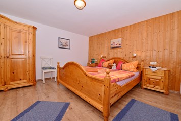 Unterkunft im Allgäu: Ferienwohnung 1 
Schlafzimmer 1 - Haus Meinecke - Ferienwohnungen in Bad Hindelang im Allgäu