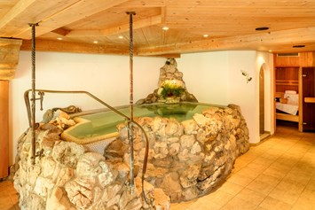 Unterkunft im Allgäu: Entspannung im Whirlpool mit Bergquell-Wasser  - Alpengasthof-Hotel Schwand