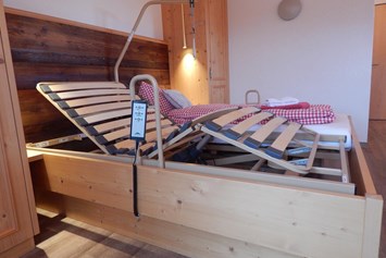 Gastgeber im Oberallgäu: Pflegeeinleger-Bett im barrierefreien Zimmer - Pflegehotel Allgäu in Sonthofen