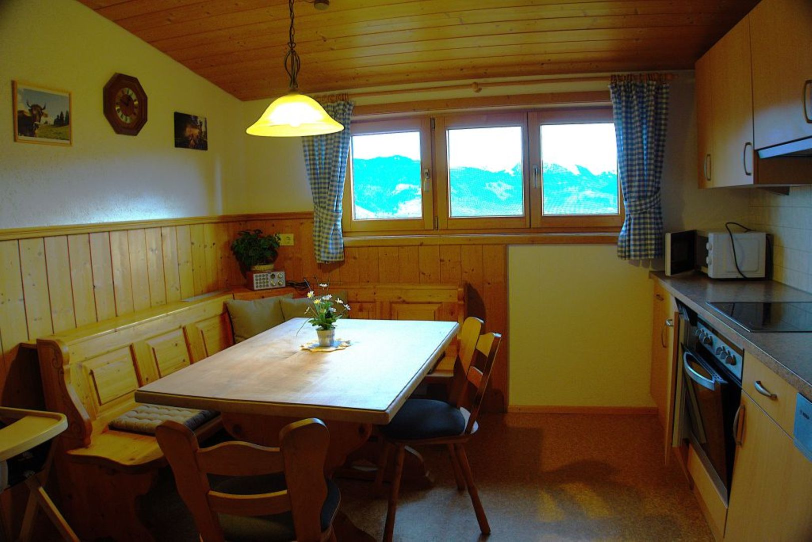 Hotels und Ferienwohnungen im Oberallgäu - Vorteilskarte: Allgäu-Walser-Pass - Blaichach - Küche FW Sonnenblume - Ferienhof Kühberg