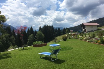 Unterkunft im Allgäu: Garten mit Liegestühlen - Ferienwohnungen Haus Narzisse