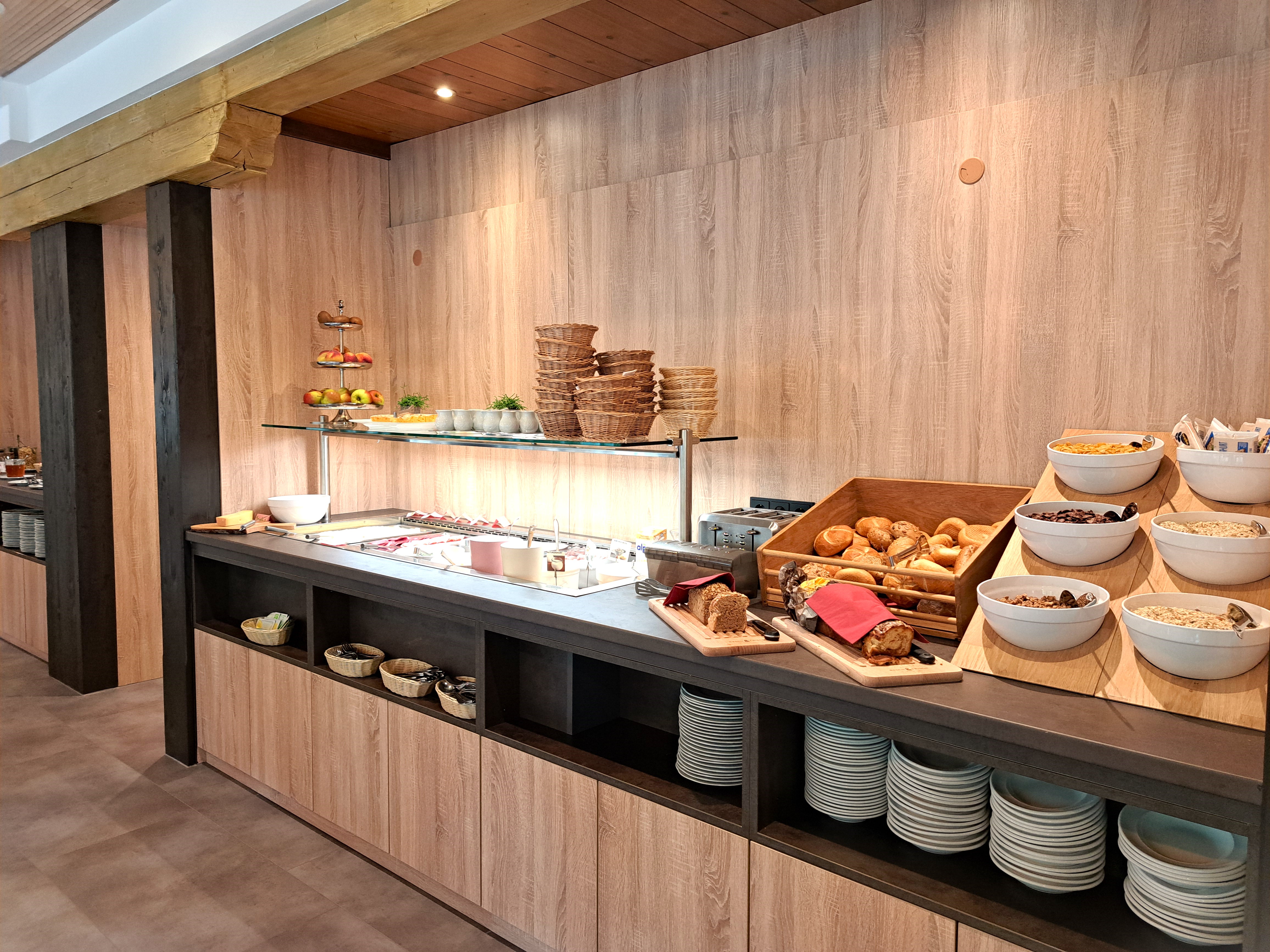 Unterkunft im Allgäu: Das Frühstücksbuffet - Familienhotel Kleinwalsertal in Riezlern