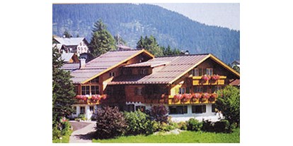 Hotels und Ferienwohnungen im Oberallgäu - Ausstattung: Parkplatz - Hirschegg (Mittelberg) - Walser Chalet