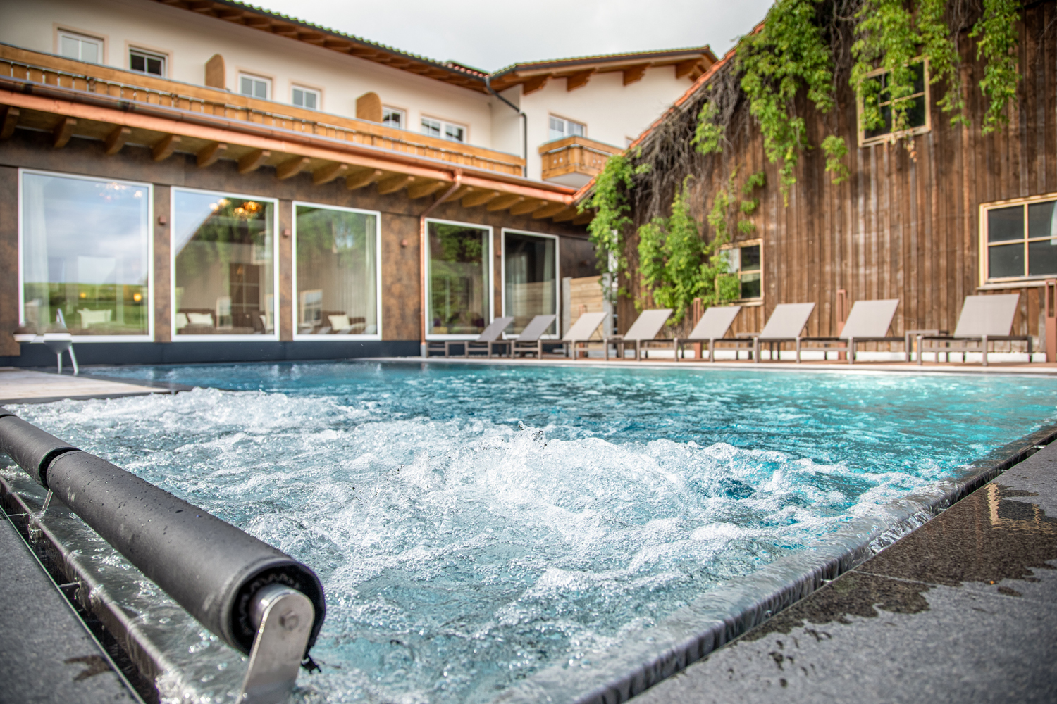 Unterkunft im Allgäu: Hanusel Hof Außenpool mit Sprudelleigen - Hanusel Hof 4*-S Hotel Golf, Wellnees, Genuss und Natur in Panoramalage