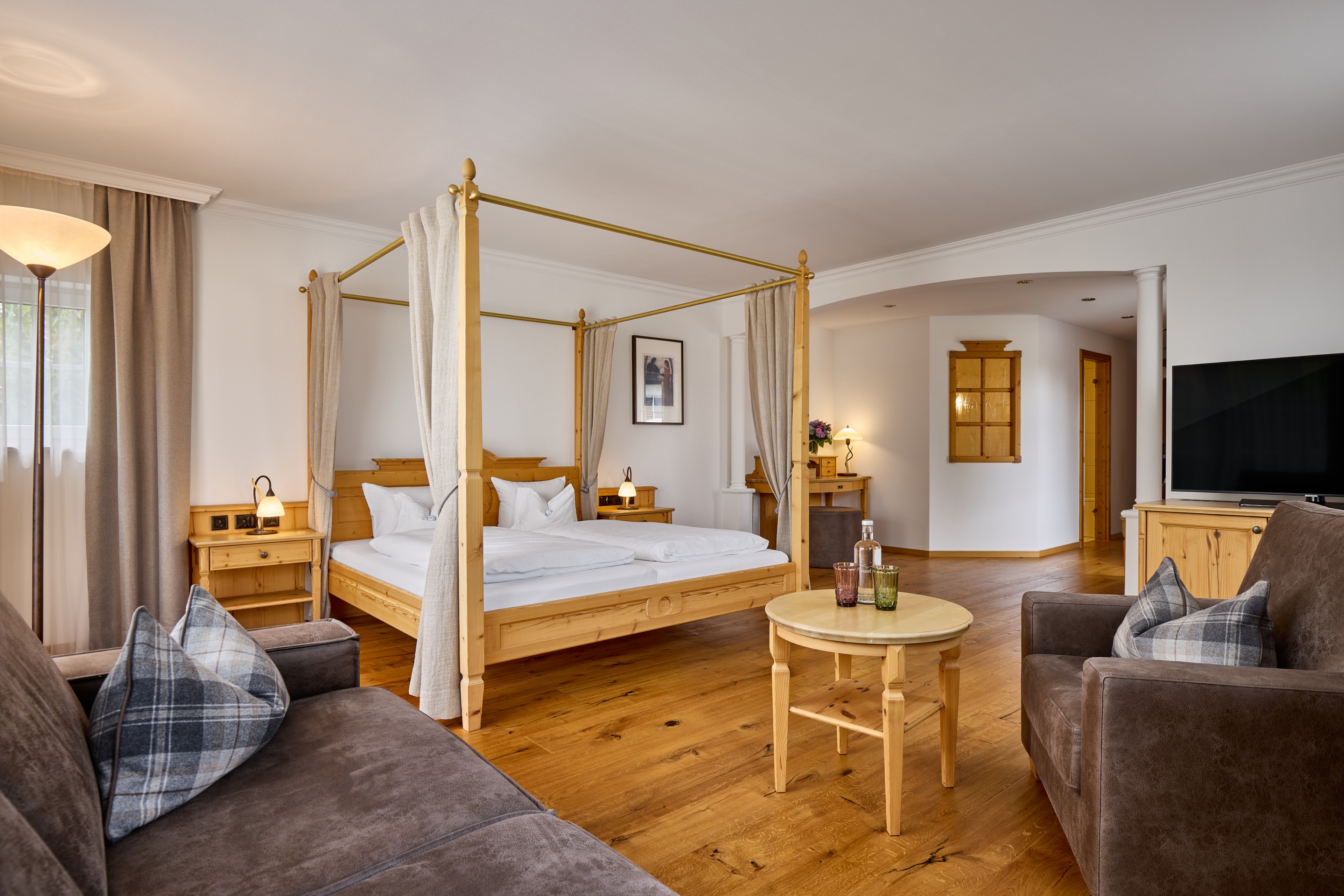 Unterkunft im Allgäu: Himmelbett-Suite - Hanusel Hof 4*-S Hotel Golf, Wellnees, Genuss und Natur in Panoramalage