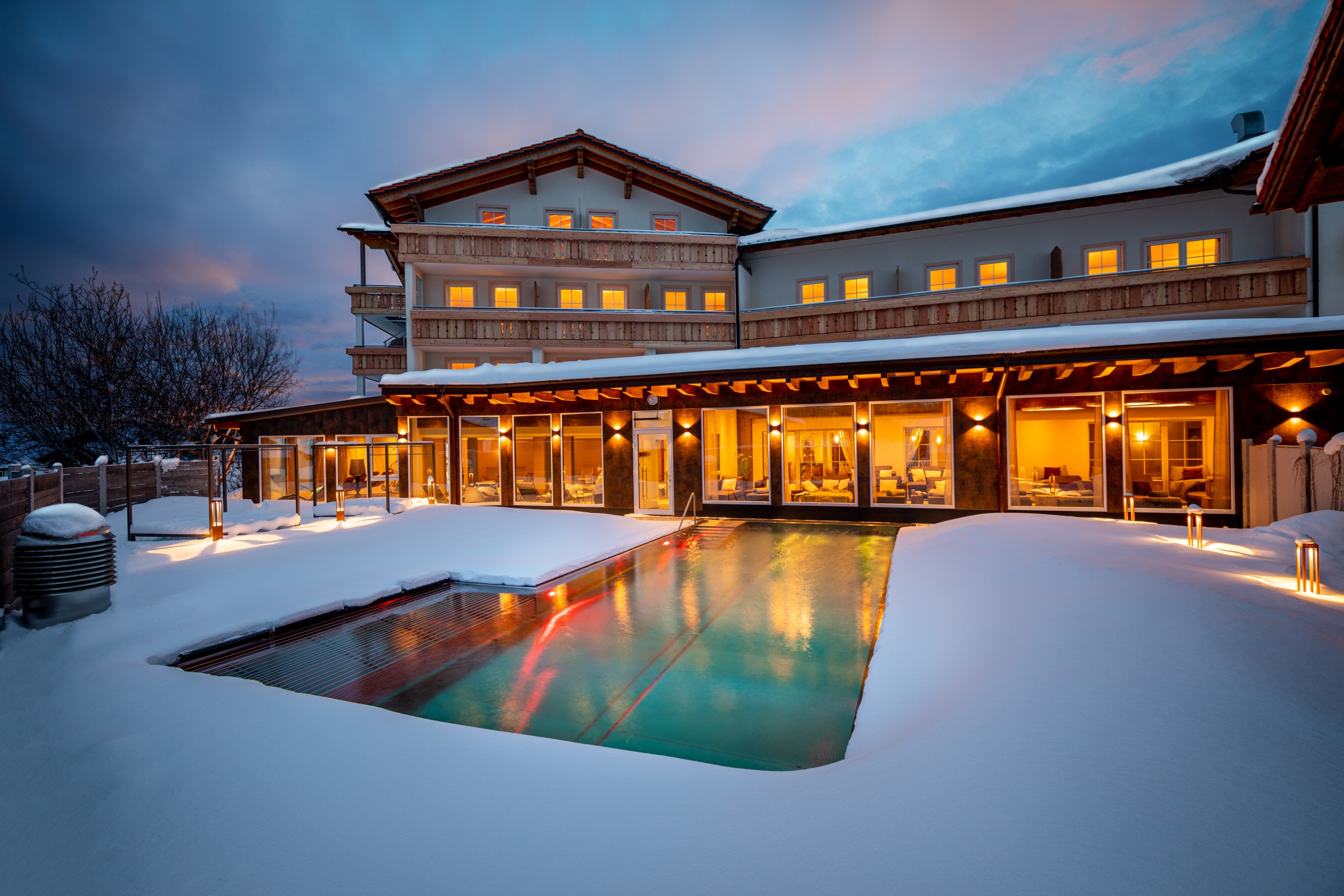 Unterkunft im Allgäu: Hanusel Hof beheizter Außenpool im Winter - Hanusel Hof 4*-S Hotel Golf, Wellness, Genuss und Natur in Panoramalage