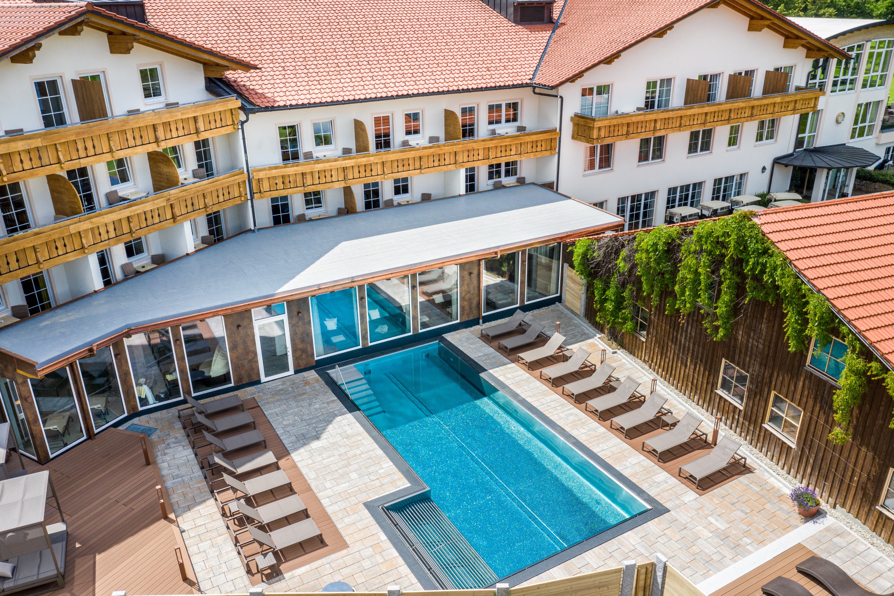 Unterkunft im Allgäu: Hanusel Hof Außenpool mit Sonnenliegen - Hanusel Hof 4*-S Hotel Golf, Wellness, Genuss und Natur in Panoramalage