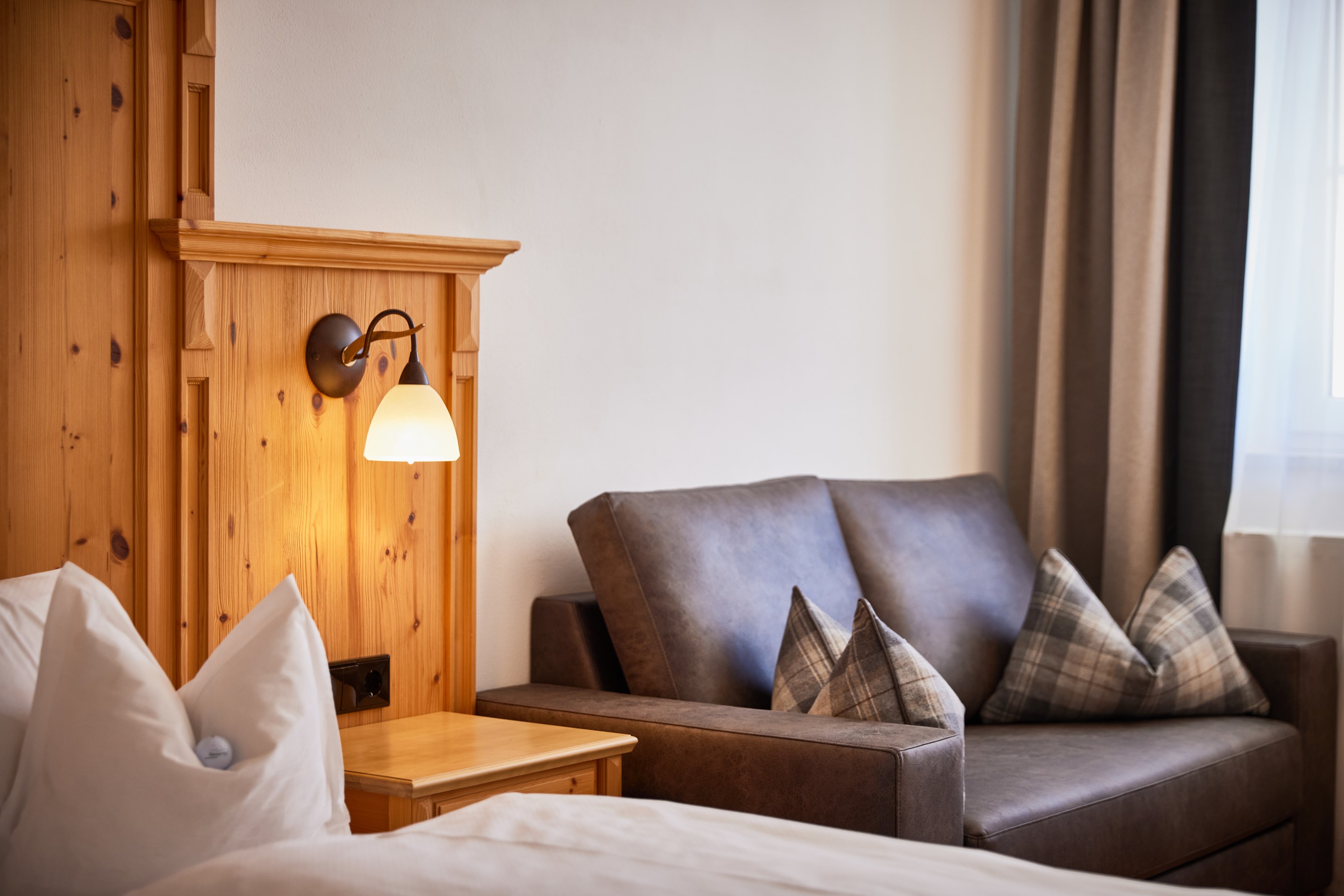 Unterkunft im Allgäu: Hanusel Hof S'Gade Zimmer mit Sofa - Hanusel Hof 4*-S Hotel Golf, Wellness, Genuss und Natur in Panoramalage