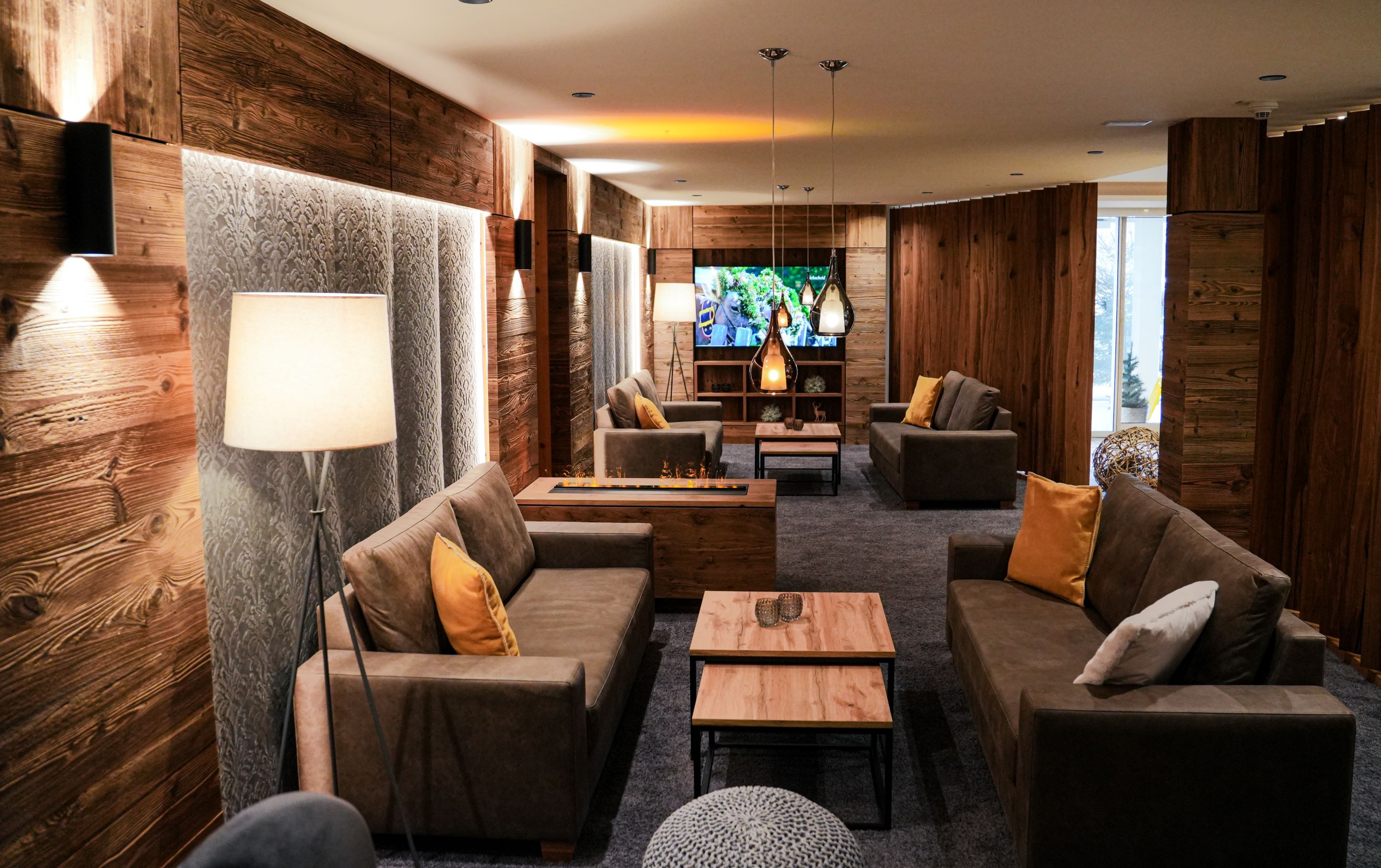 Unterkunft im Allgäu: gemütliche Lobby im Eingangsbereich - Hanusel Hof 4*-S Hotel Golf, Wellness, Genuss und Natur in Panoramalage