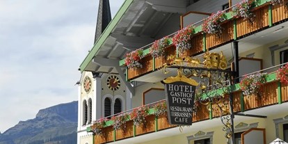 hotels-und-ferienwohnungen-im-oberallgaeu - Parken & Anreise: kostenloser Parkplatz - Vorarlberg - Hotel Hallers Posthotel in Riezlern - Kleinwasertal - Haller's Posthotel & Posthaus