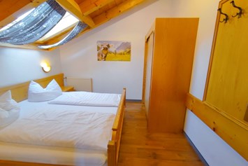 Unterkunft im Allgäu: Landhaus Glaab Ferienwohnung Nebelhorn Schlafzimmer - Landhaus Glaab - Gästezimmer & Ferienwohnungen
