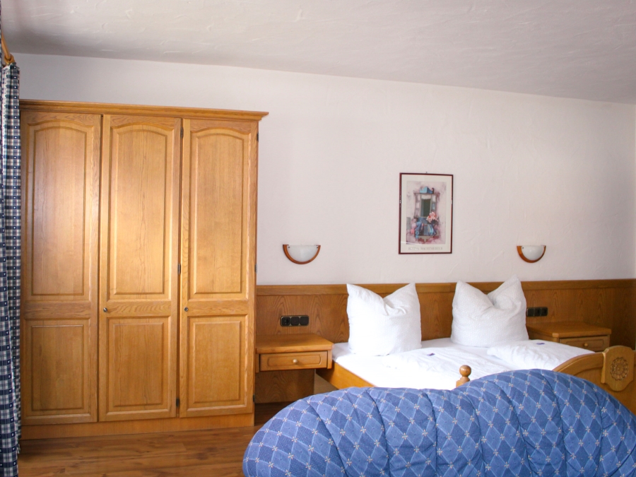 Unterkunft im Allgäu: Ferienwohunung Rubihorn Wohnbereich mit Zusatzbett - Landhaus Glaab - Gästezimmer & Ferienwohnungen