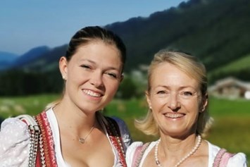 Unterkunft im Allgäu: Wir heißen Sie herzlich Willkommen
Ihre Gastgeberinnen
Stefanie und Barbara 
www.fewo-oa.de - Barbaras Ferienwohnungsvermittlung in Obermaiselstein