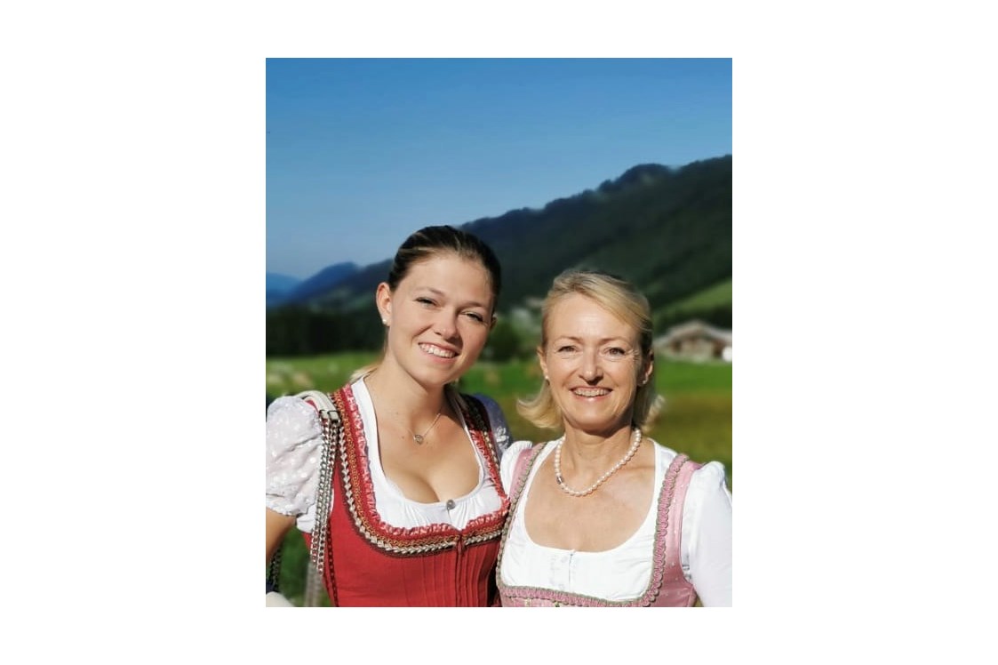 Unterkunft im Allgäu: Wir heißen Sie herzlich Willkommen
Ihre Gastgeberinnen
Stefanie und Barbara 
www.fewo-oa.de - Barbaras Ferienwohnungsvermittlung in Obermaiselstein