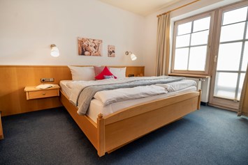 Unterkunft im Allgäu: Gemütliches Schlafzimmer Ferienwohnung Buche - Barbaras Landhaus - Ferienwohnungen in Balderschwang