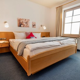 Unterkunft im Allgäu: Gemütliches Schlafzimmer Ferienwohnung Buche - Barbaras Landhaus - Ferienwohnungen in Balderschwang